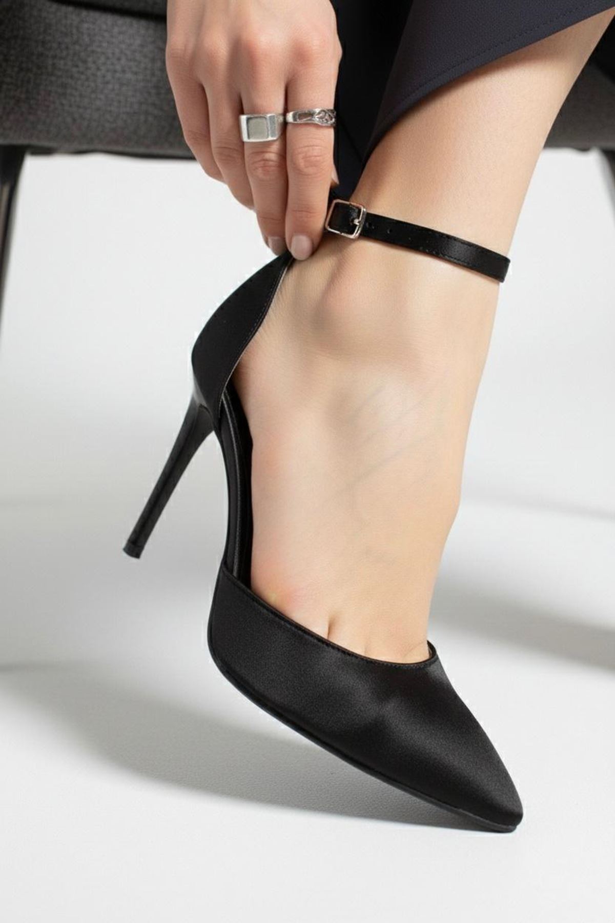 Kadın Monica Bilek Bantlı Yüksek İnce Topuklu Siyah Saten Stiletto
