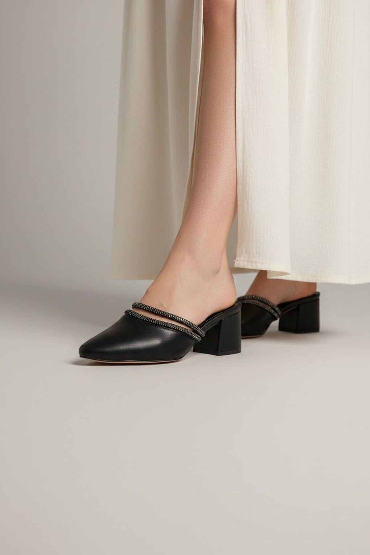 Amber Sivri Burunlu Taş Detaylı Kalin Topuklu Günlük Terlik MR5017