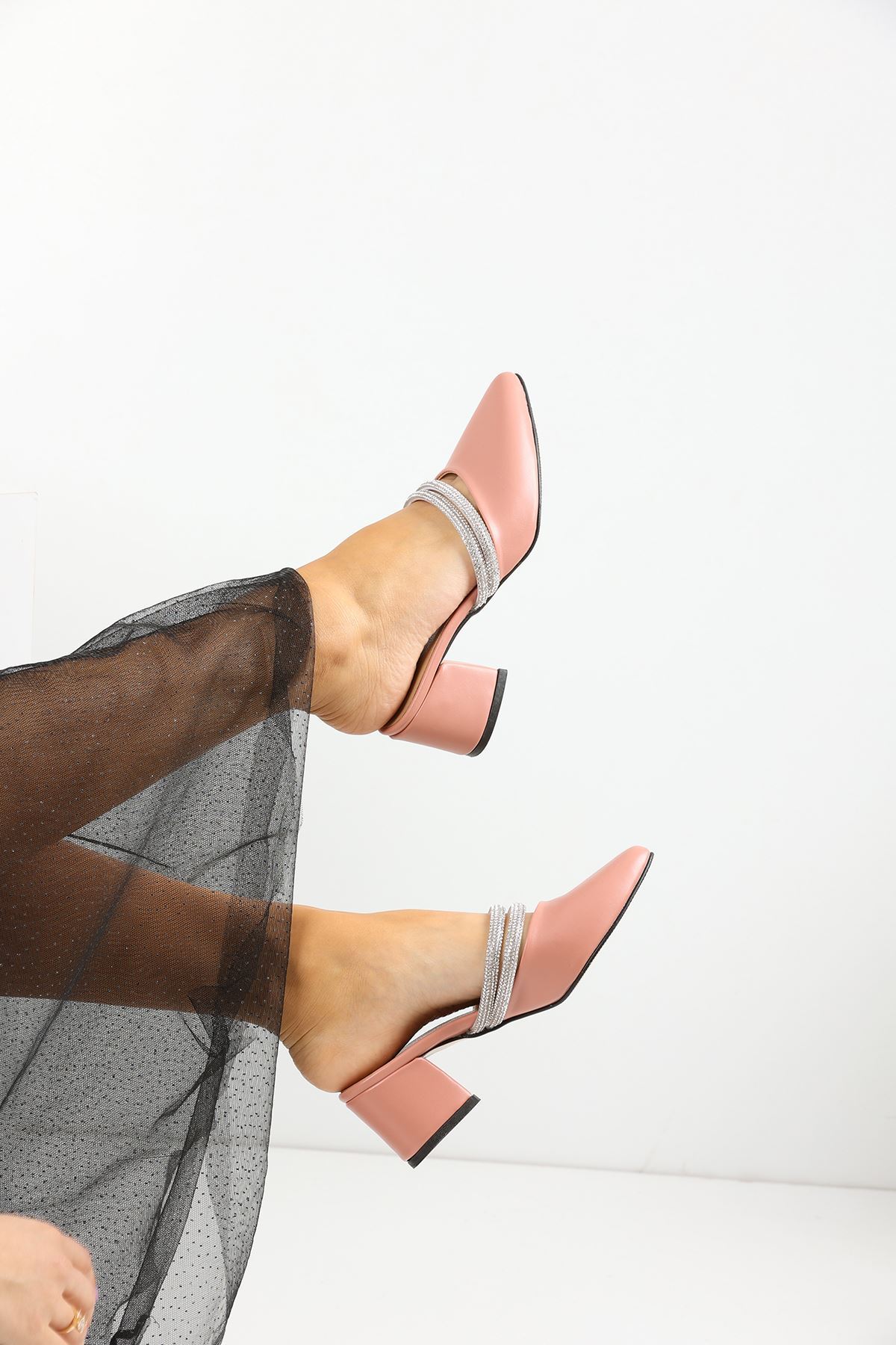 Amber Sivri Burunlu Taş Detaylı Kalin Topuklu Günlük Terlik MR5017