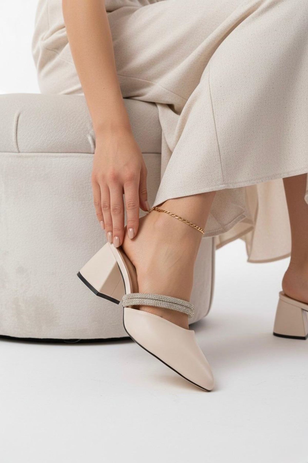 Amber Sivri Burunlu Taş Detaylı Kalin Topuklu Günlük Terlik MR5017