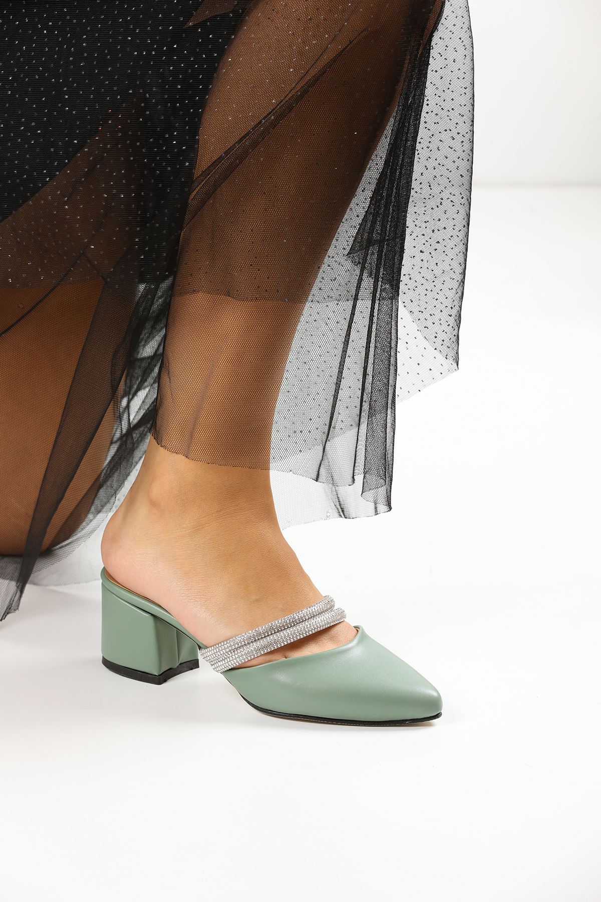 Amber Sivri Burunlu Taş Detaylı Kalin Topuklu Günlük Terlik MR5017