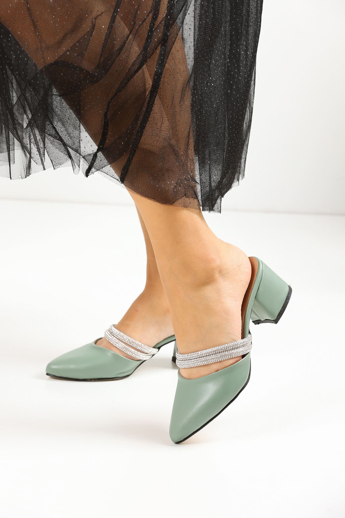 Amber Sivri Burunlu Taş Detaylı Kalin Topuklu Günlük Terlik MR5017