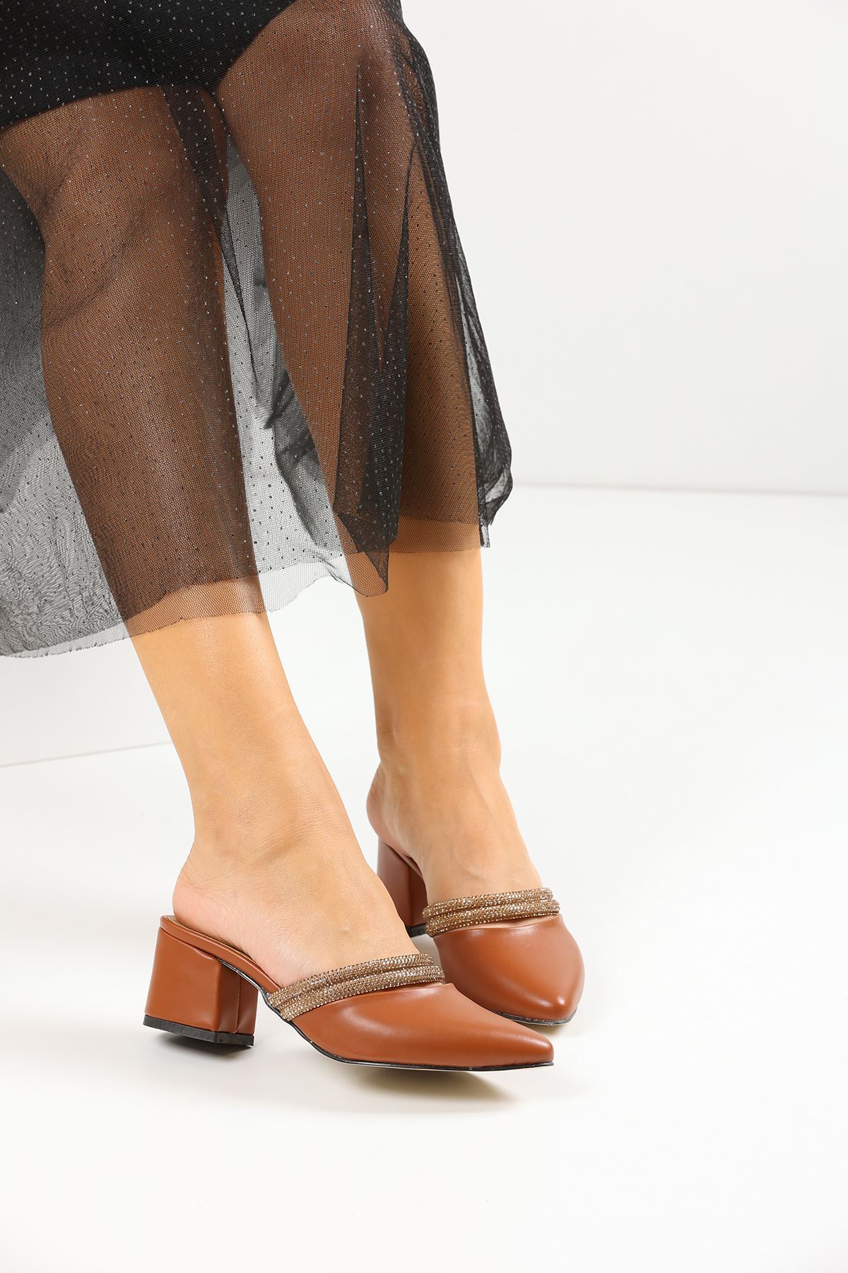 Amber Sivri Burunlu Taş Detaylı Kalin Topuklu Günlük Terlik MR5017