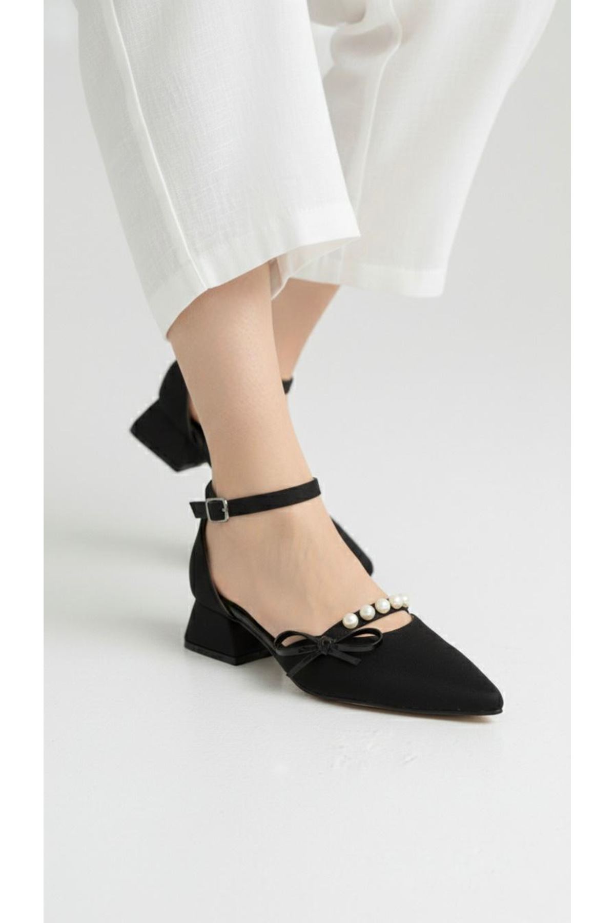 Kadın Arin Sivri Burun Bilekten Bağlamalı Fiyonk ve İnci Detaylı 3 Cm Topuk Klasik Ayakkabı