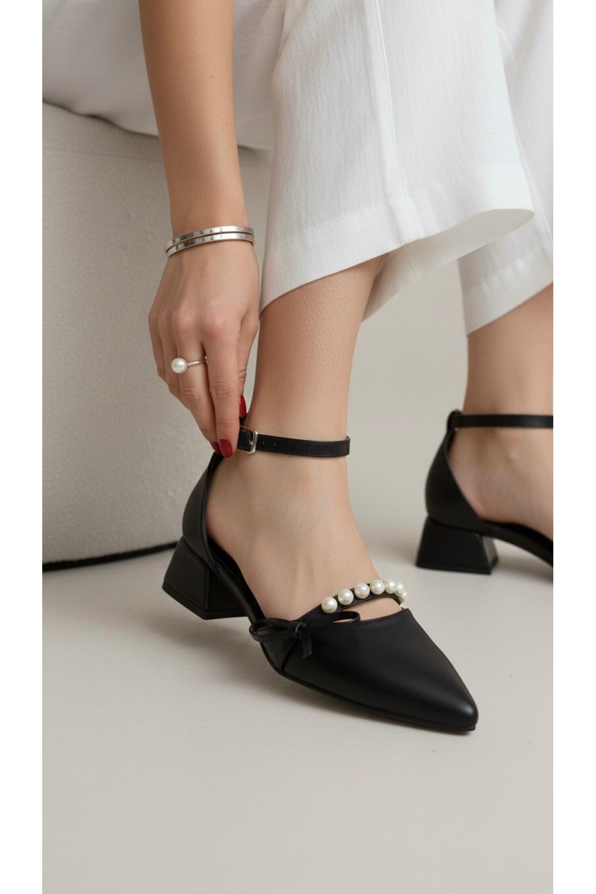Kadın Arin Sivri Burun Bilekten Bağlamalı Fiyonk ve İnci Detaylı 3 Cm Topuk Klasik Ayakkabı