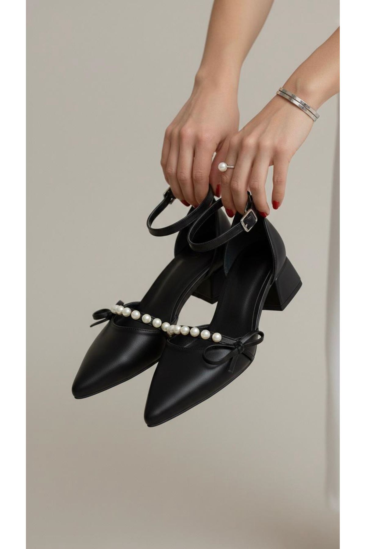 Kadın Arin Sivri Burun Bilekten Bağlamalı Fiyonk ve İnci Detaylı 3 Cm Topuk Klasik Ayakkabı
