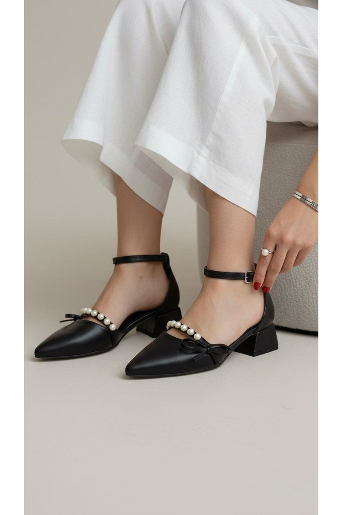 Kadın Arin Sivri Burun Bilekten Bağlamalı Fiyonk ve İnci Detaylı 3 Cm Topuk Klasik Ayakkabı