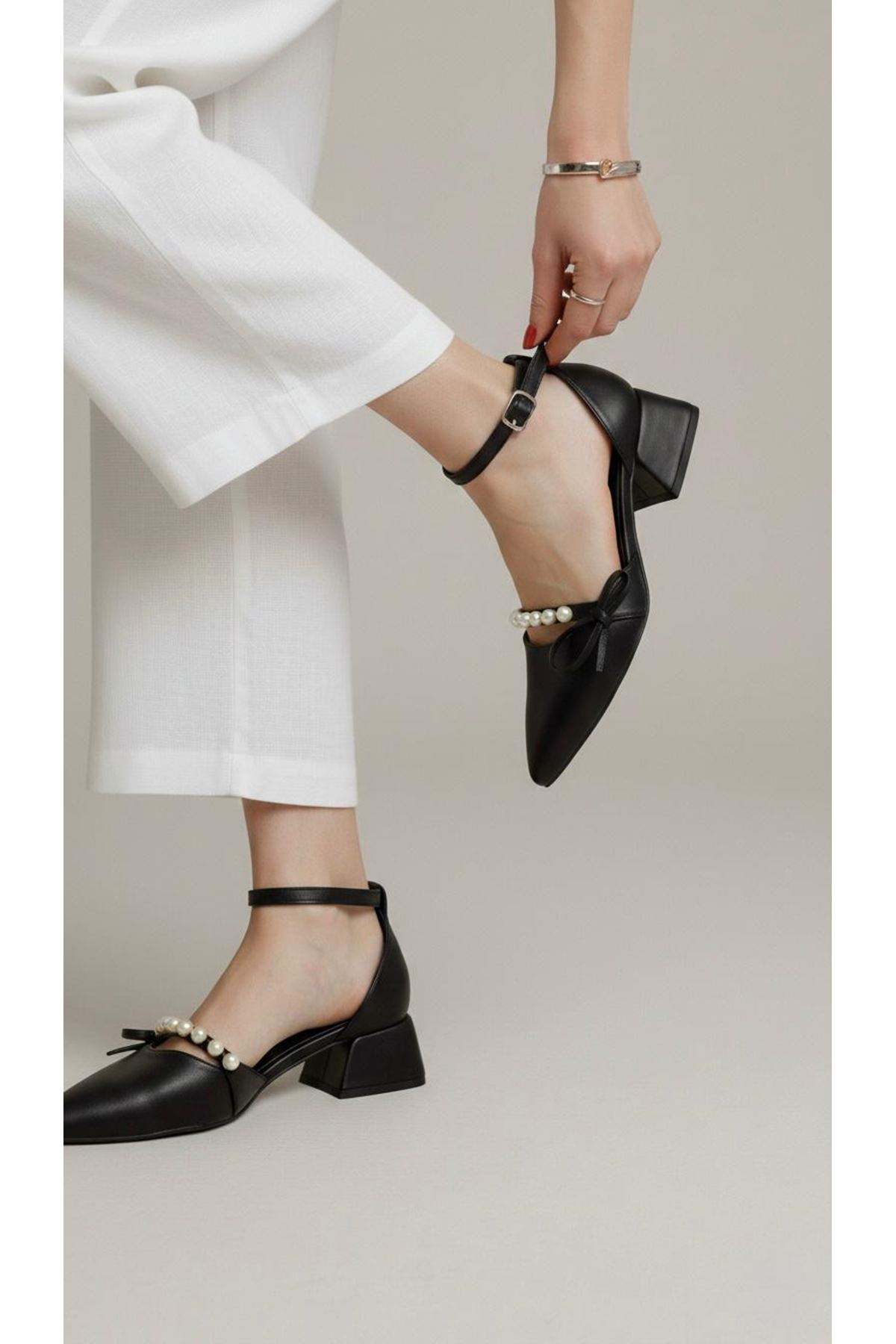 Kadın Arin Sivri Burun Bilekten Bağlamalı Fiyonk ve İnci Detaylı 3 Cm Topuk Klasik Ayakkabı