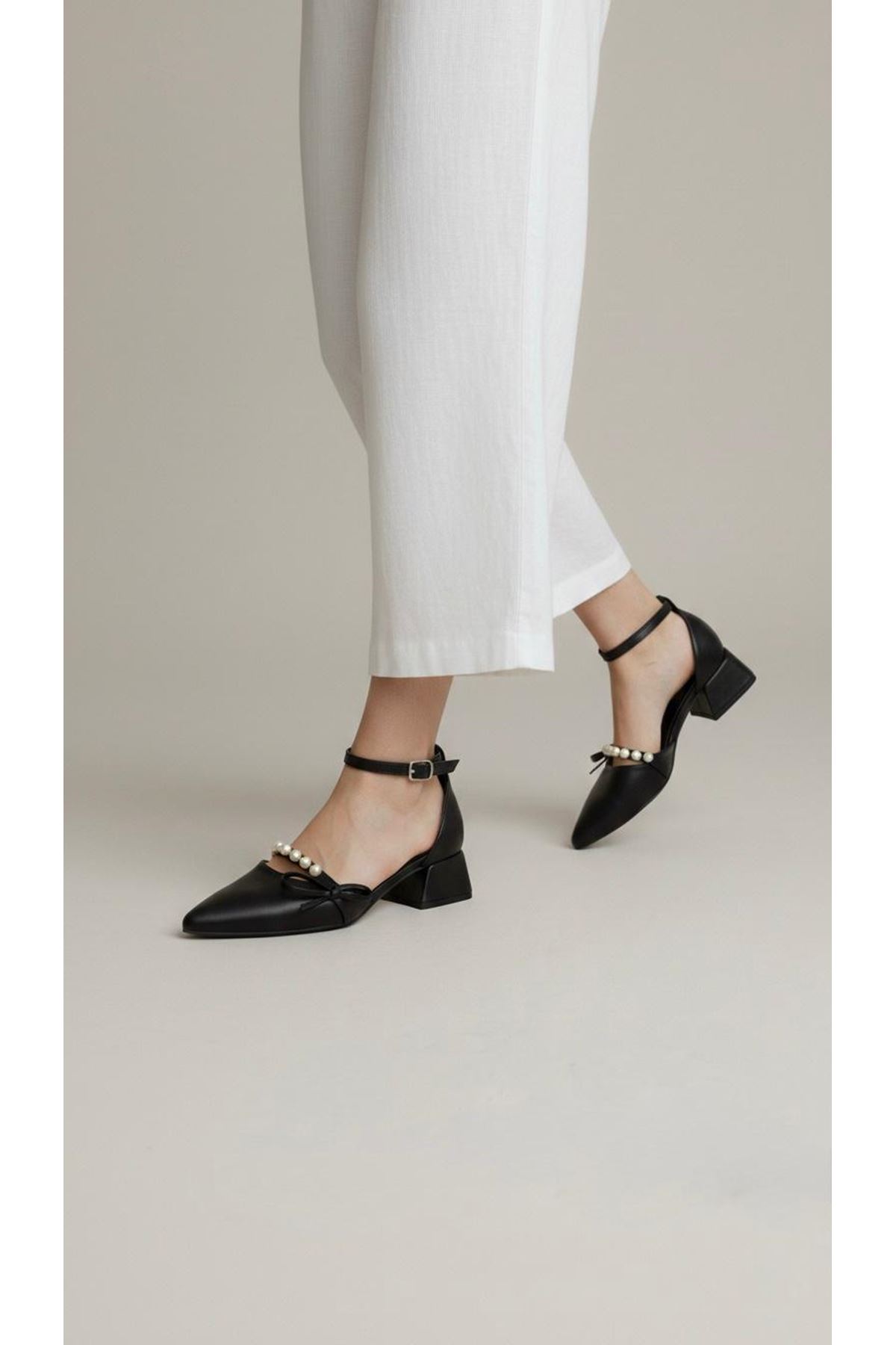 Kadın Arin Sivri Burun Bilekten Bağlamalı Fiyonk ve İnci Detaylı 3 Cm Topuk Klasik Ayakkabı