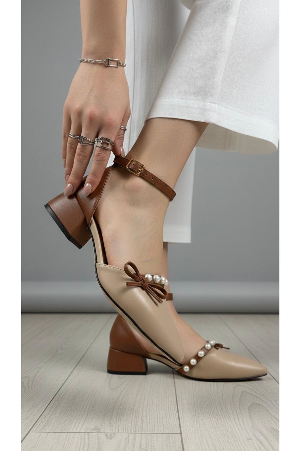 Kadın Arin Sivri Burun Bilekten Bağlamalı Fiyonk ve İnci Detaylı 3 Cm Topuk Klasik Ayakkabı