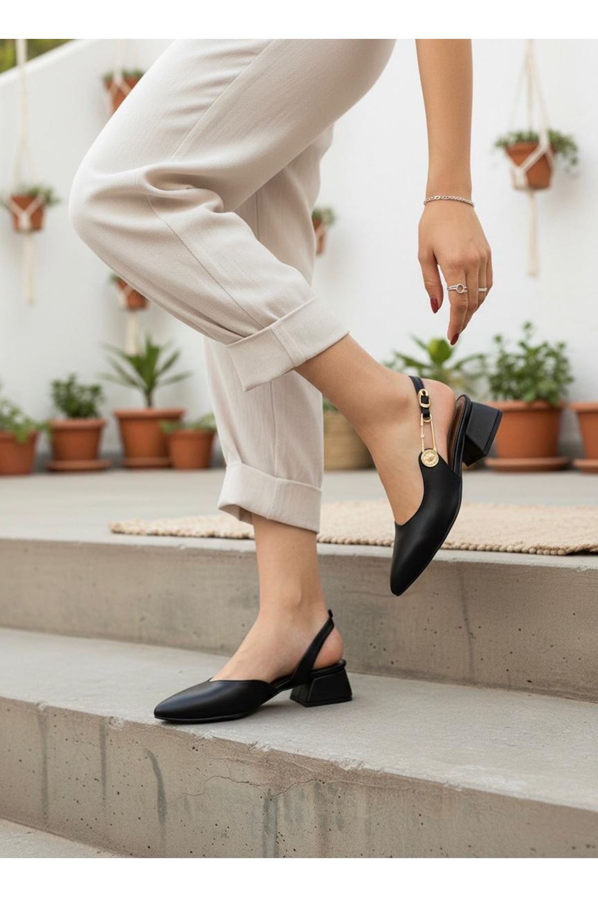 Kadın Aden Gold Tokalı Alçak Taban Kısa Topuklu Günlük Klasik Ayakkabı