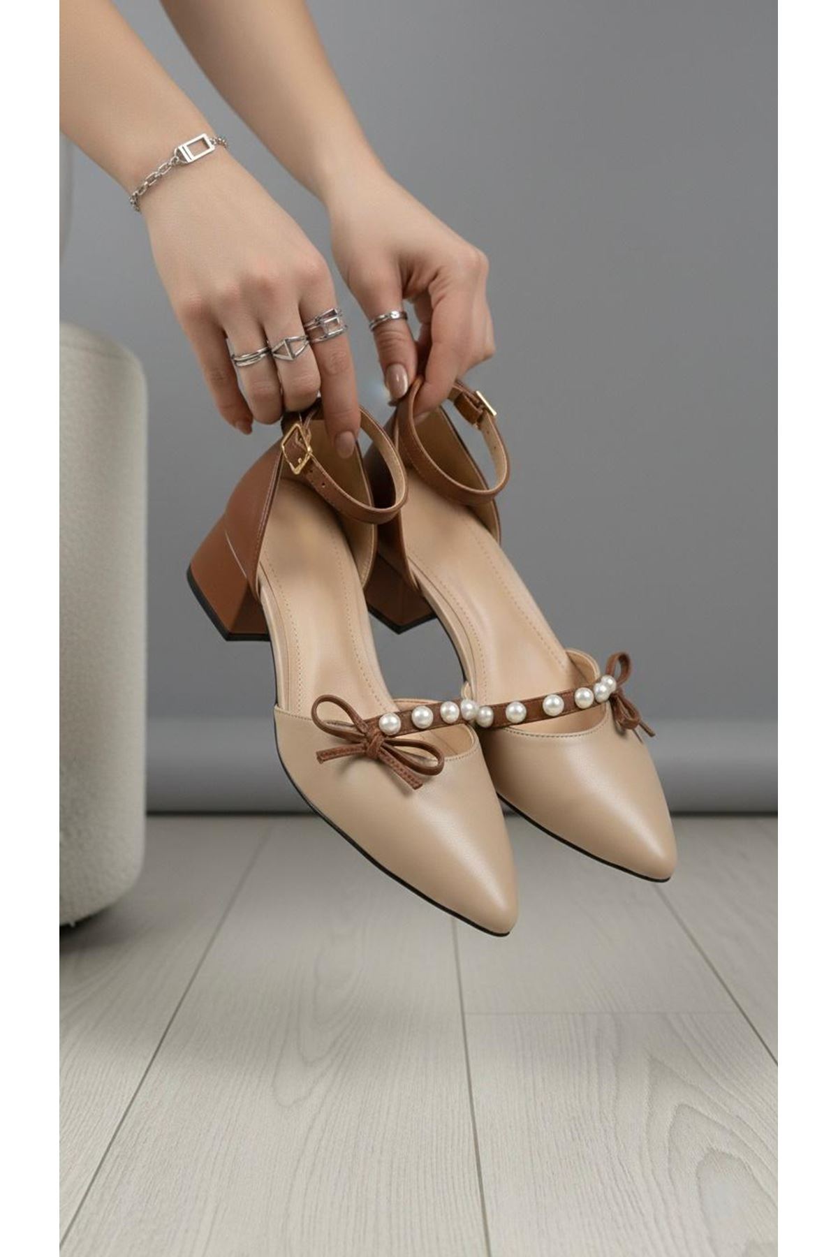Kadın Arin Sivri Burun Bilekten Bağlamalı Fiyonk ve İnci Detaylı 3 Cm Topuk Klasik Ayakkabı
