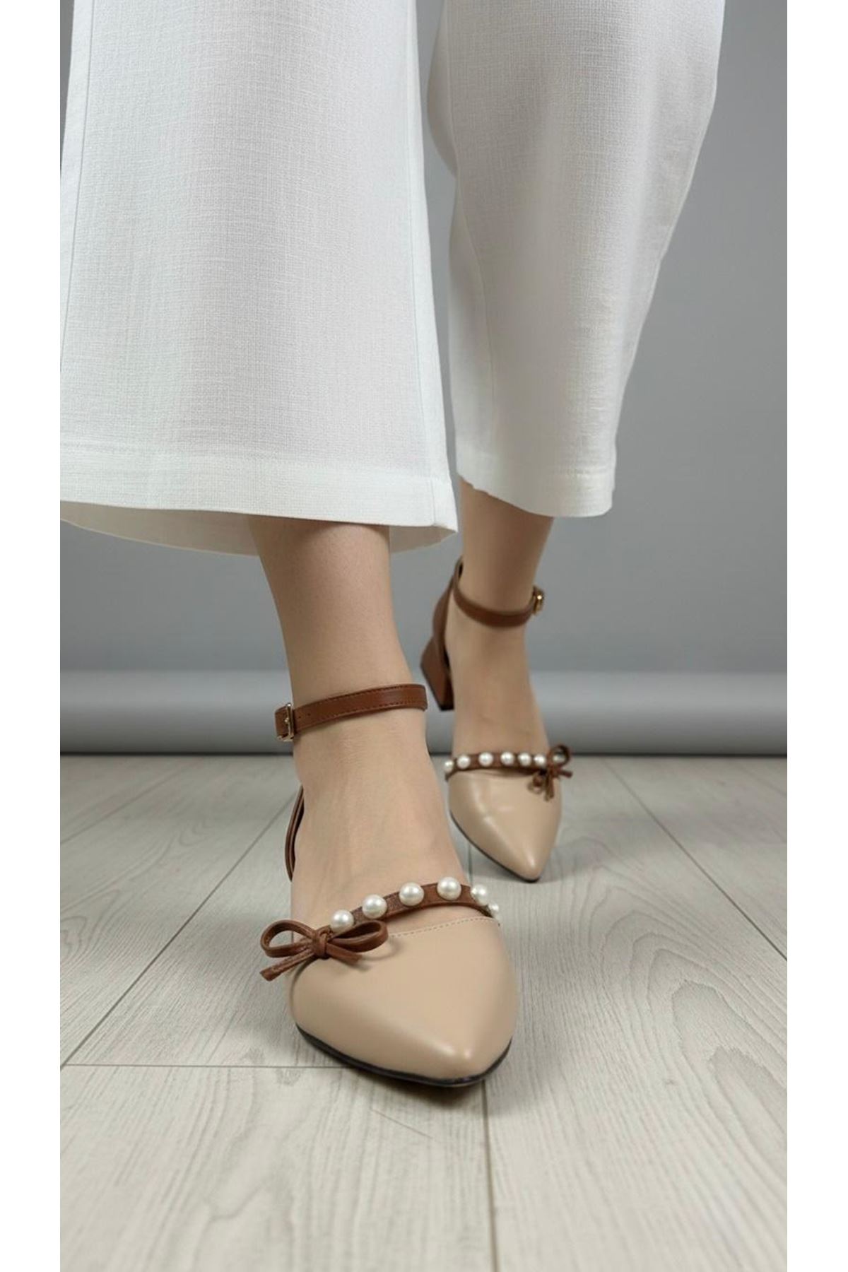 Kadın Arin Sivri Burun Bilekten Bağlamalı Fiyonk ve İnci Detaylı 3 Cm Topuk Klasik Ayakkabı