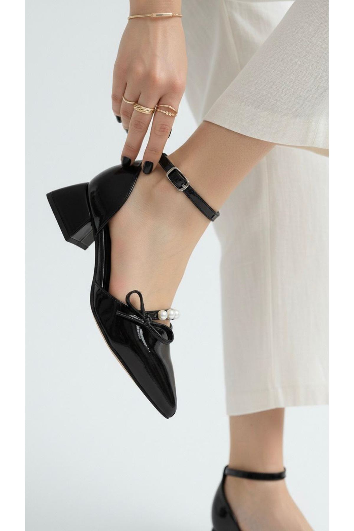 Kadın Arin Sivri Burun Bilekten Bağlamalı Fiyonk ve İnci Detaylı 3 Cm Topuk Klasik Ayakkabı