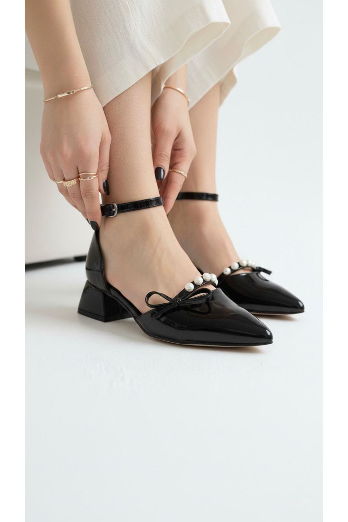 Kadın Arin Sivri Burun Bilekten Bağlamalı Fiyonk ve İnci Detaylı 3 Cm Topuk Klasik Ayakkabı