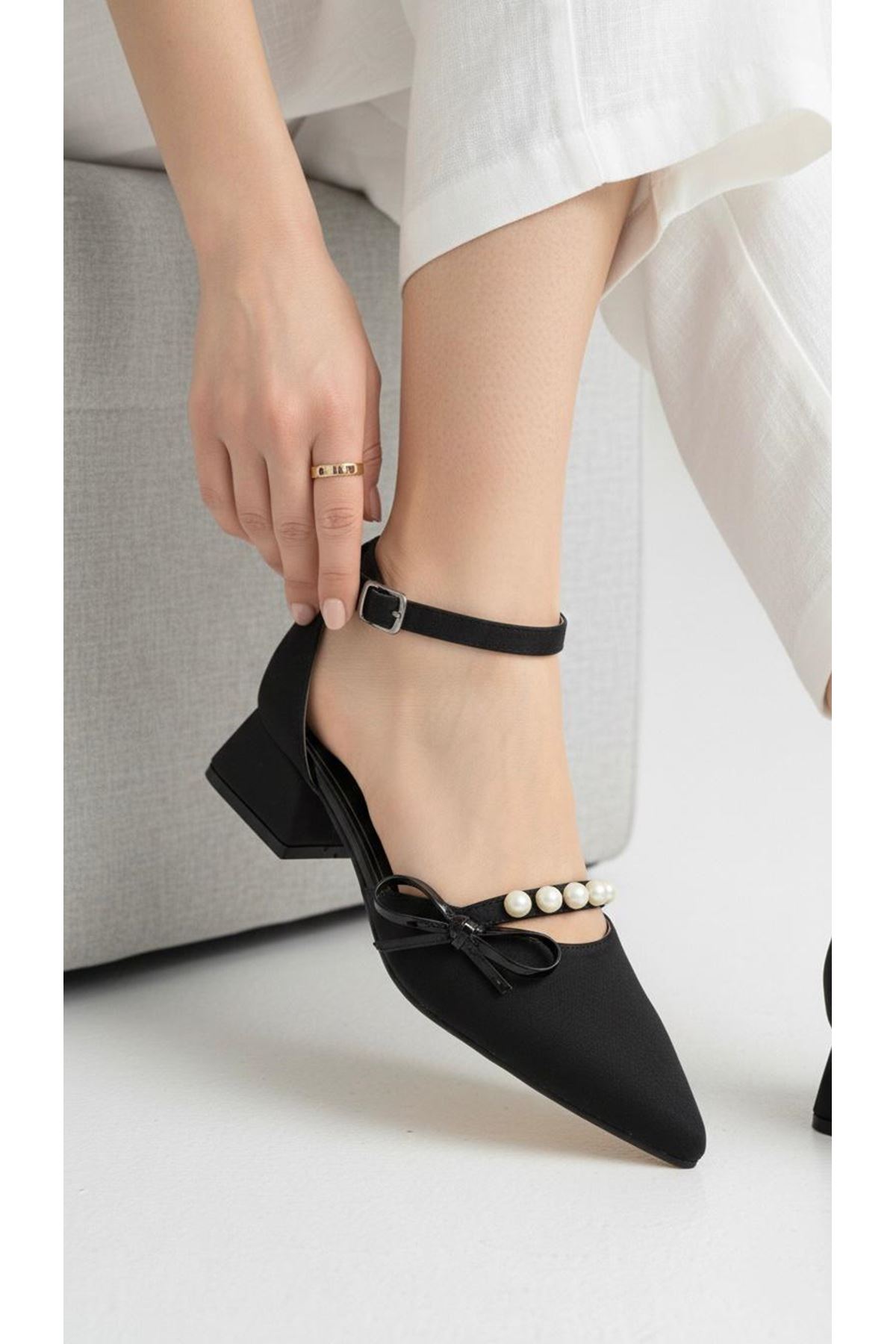 Kadın Arin Sivri Burun Bilekten Bağlamalı Fiyonk ve İnci Detaylı 3 Cm Topuk Klasik Ayakkabı