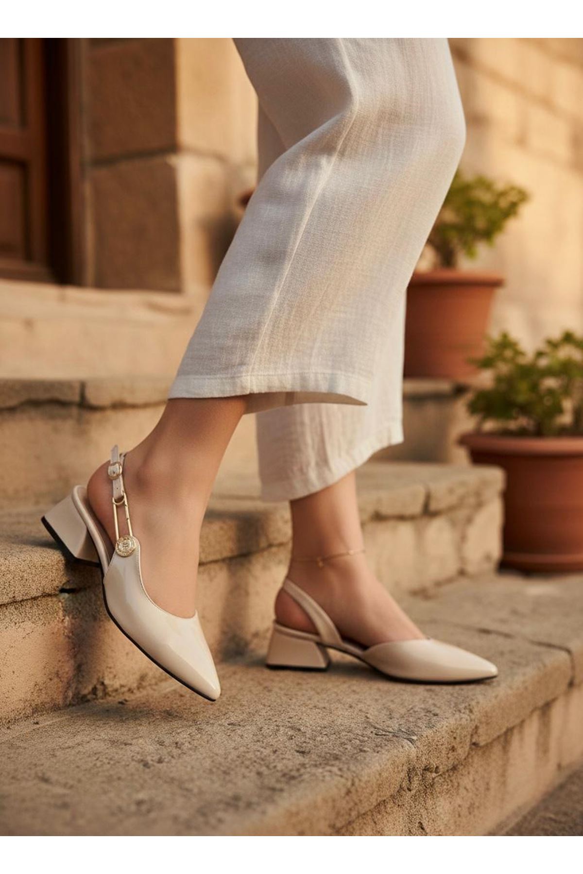 Kadın Aden Gold Tokalı Alçak Taban Kısa Topuklu Günlük Klasik Ayakkabı