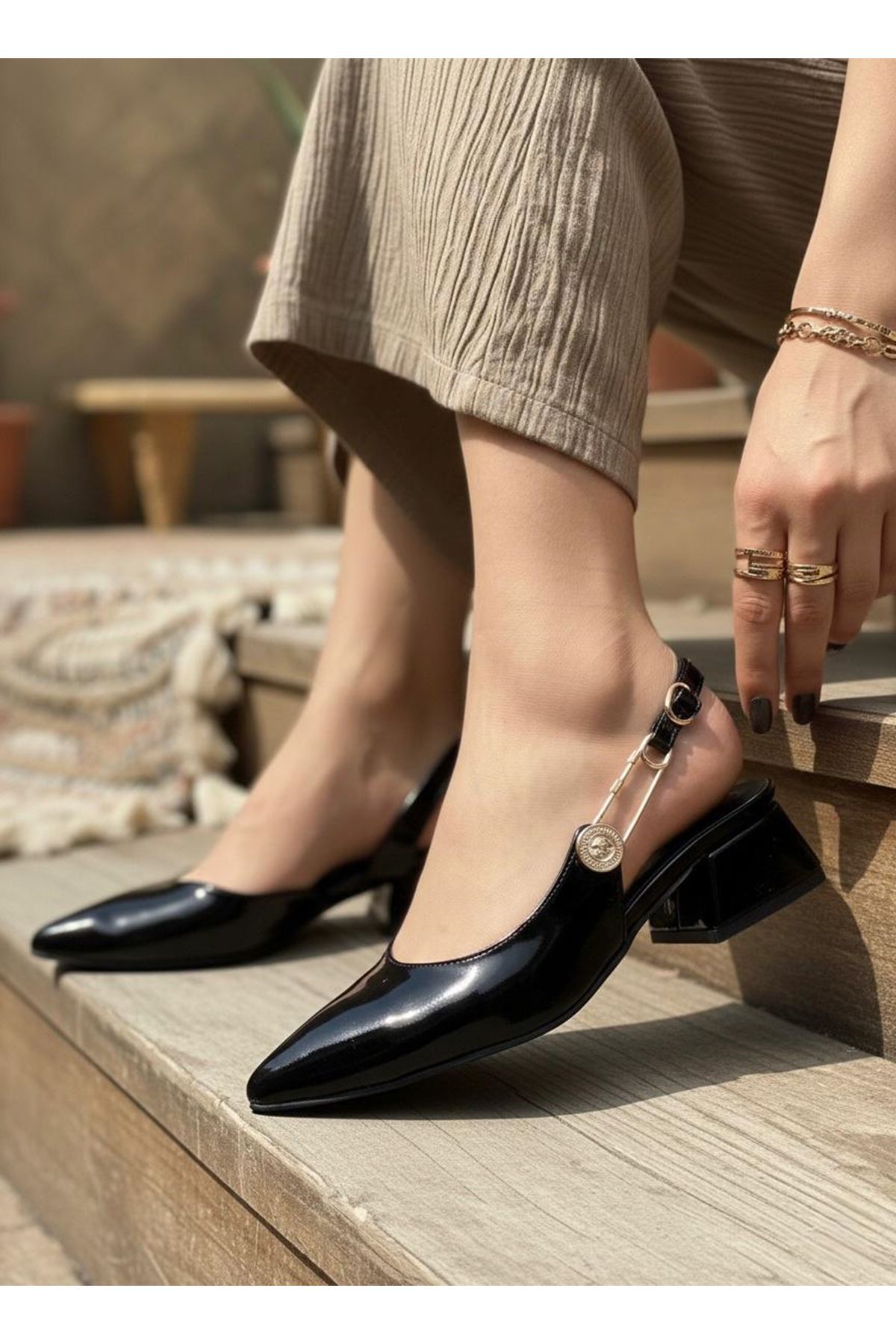 Kadın Aden Gold Tokalı Alçak Taban Kısa Topuklu Günlük Klasik Ayakkabı