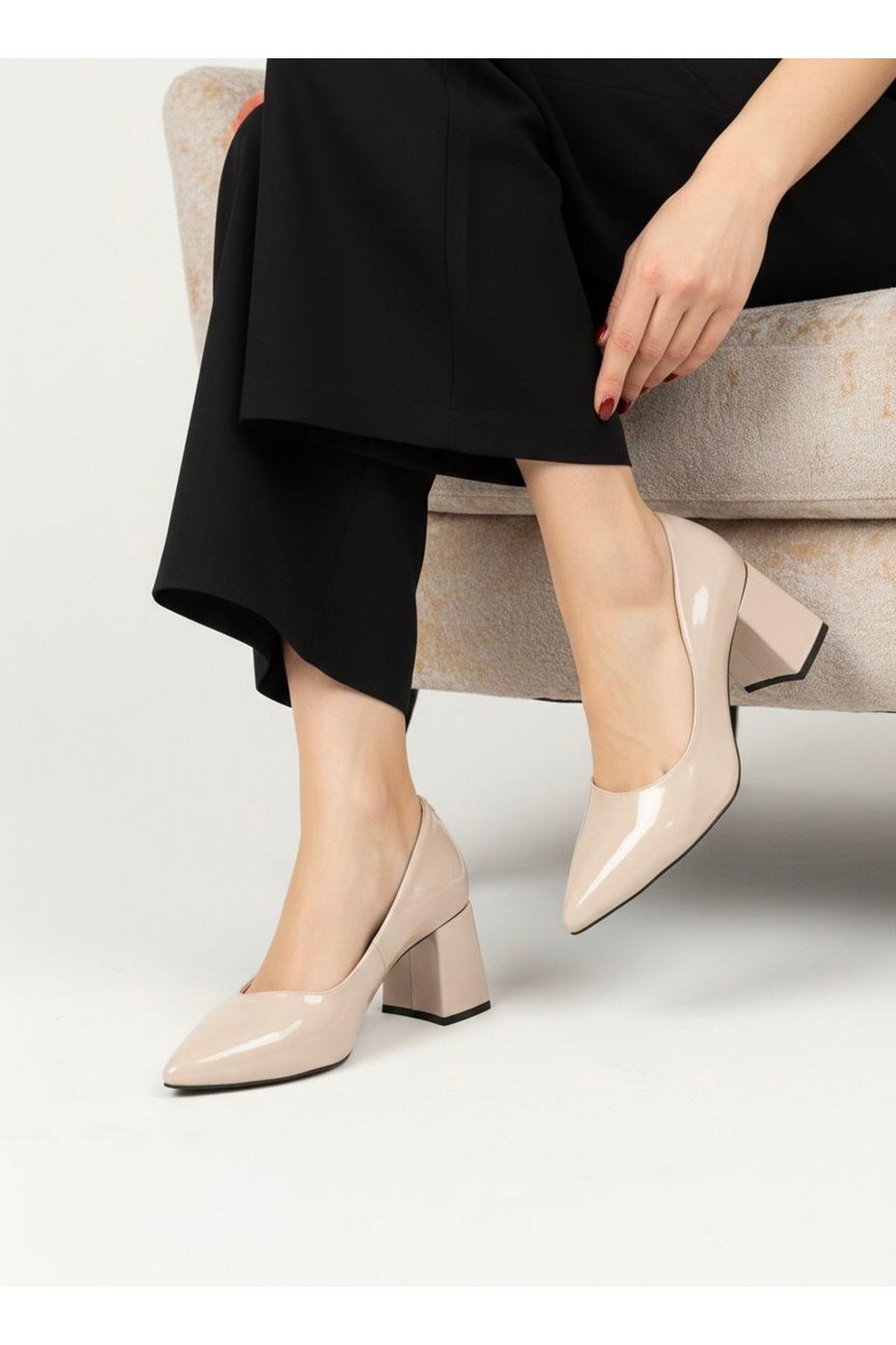 Kadın Siena Sivri Burun Blok Topuklu Klasik Ayakkabı
