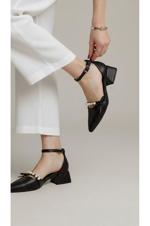 Kadın Arin Sivri Burun Bilekten Bağlamalı Fiyonk ve İnci Detaylı 3 Cm Topuk Klasik Ayakkabı