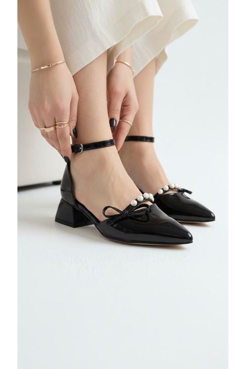 Kadın Arin Sivri Burun Bilekten Bağlamalı Fiyonk ve İnci Detaylı 3 Cm Topuk Klasik Ayakkabı