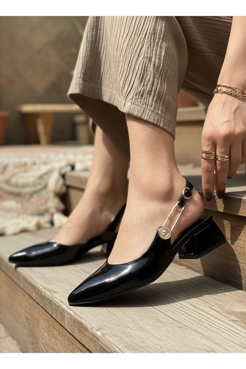 Kadın Aden Gold Tokalı Alçak Taban Kısa Topuklu Günlük Klasik Ayakkabı